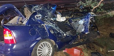 Chwila grozy na krajowej 61. Osobówka wjechała pod TIR-a