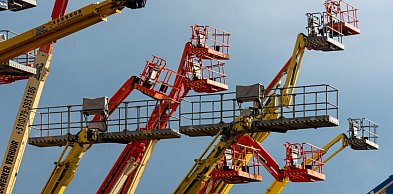 Do których prac lepiej wynająć podnośnik koszowy?