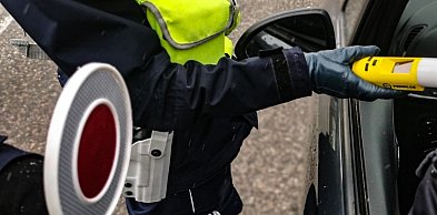 Świadkowie wybili szybę! Kierowca „spał” na skrzyżowaniu