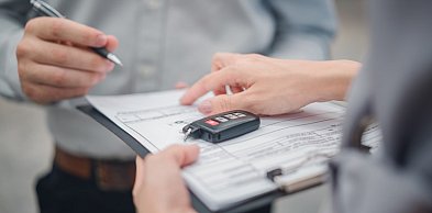 Wymagania przy wynajmie auta: jakie dokumenty musisz mieć przy sobie?