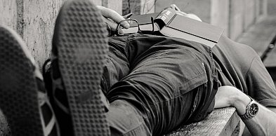 Długie drzemki seniorów powiązano z wyższą śmiertelnością