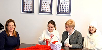 Biało-czerwony szal dla powstańczyni warszawskiej Haliny Rogozińskiej