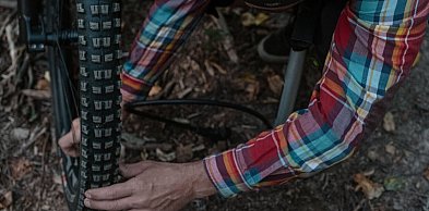 Jaka pompka do roweru będzie najlepsza? Modele elektryczne, nożne i ręczne.