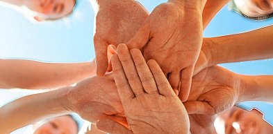Siła lokalnych inicjatyw – jak założyć fundację lub stowarzyszenie i legalnie zmie