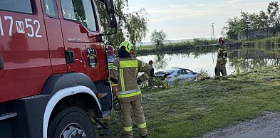 Poranny alarm w Trzcińcu. Samochód znalazł się w wodzie
