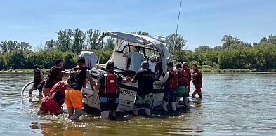 Dwie tony na mieliźnie i woda po kolana. Tak ratowano łódź z Pułtuska