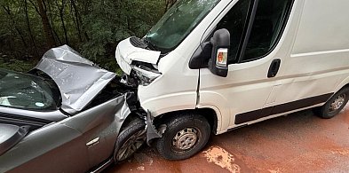 Citroen rozbity, kierowca w szpitalu – co się stało na łuku drogi?-32173