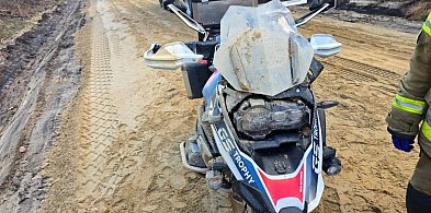 Groźny wypadek na remontowanej drodze! Motocyklista w rękach ZRM-33704