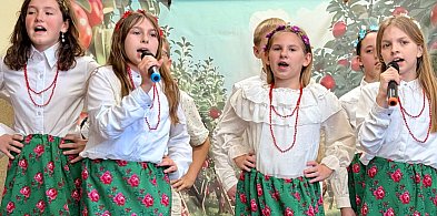 Dzieci podbiły serca mieszkańców! Szarlotka i ludowe hity zrobiły furorę-33996