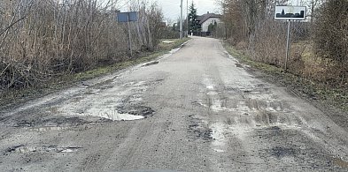 Po zimie wyszły dziury. Zobacz, co dzieje się na drogach powiatu