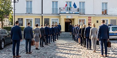 Pułtusk na tle kraju. Czy urzędników jest za dużo?