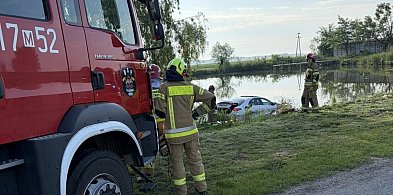 Poranny alarm w Trzcińcu. Samochód znalazł się w wodzie