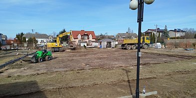 Ogrodzenie, alejki, zieleń… Obryte zmienia teren