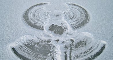 Anioły na śniegu dla chorego chłopca. Pułtusk daje przykład