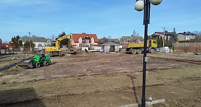 Ogrodzenie, alejki, zieleń… Obryte zmienia teren przy urzędzie