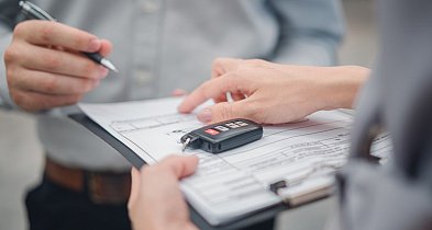 Wymagania przy wynajmie auta: jakie dokumenty musisz mieć przy sobie?