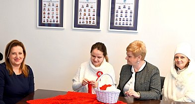 Biało-czerwony szal dla powstańczyni warszawskiej Haliny Rogozińskiej