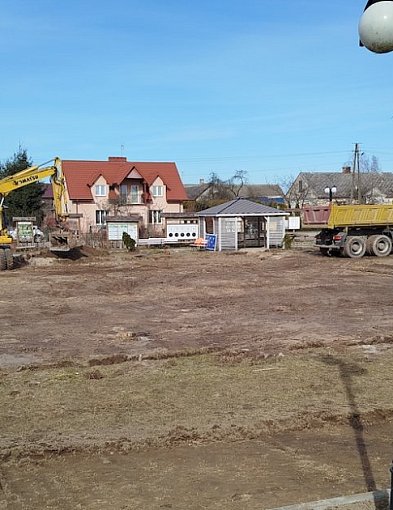 Ogrodzenie, alejki, zieleń… Obryte zmienia teren przy urzędzie