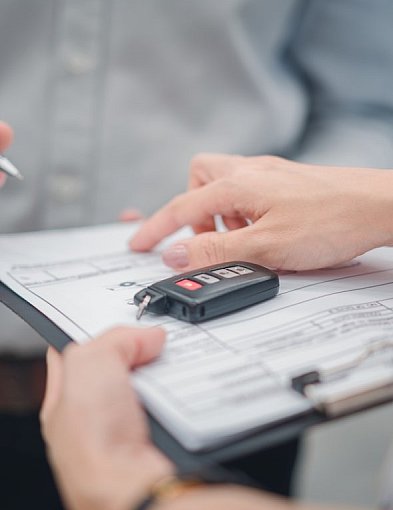 Wymagania przy wynajmie auta: jakie dokumenty musisz mieć przy sobie?