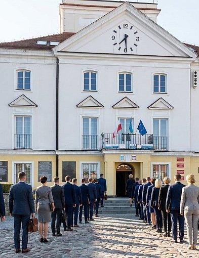 Pułtusk na tle kraju. Czy urzędników jest za dużo?