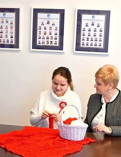 Biało-czerwony szal dla powstańczyni warszawskiej Haliny Rogozińskiej