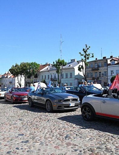 Ponad 60 załóg wystartowało z Pułtuska w Charytatywnym Rajdzie Cabrio 2026