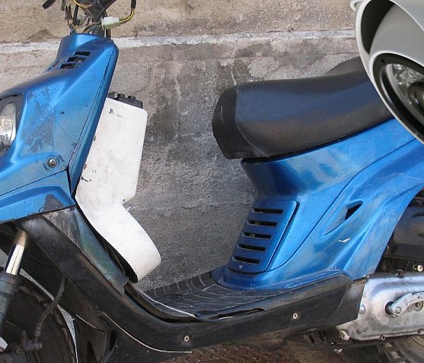 Zrobił zakupy, przewrócił się na motorowerze – nagranie mówi wszystko!-32160