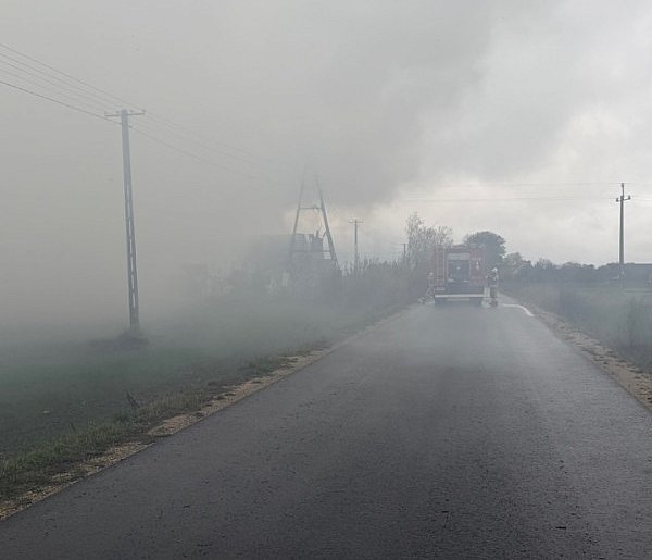 Groźny pożar w gminie Winnica: Strażacy walczą o ocalenie hodowli drobiu-33242