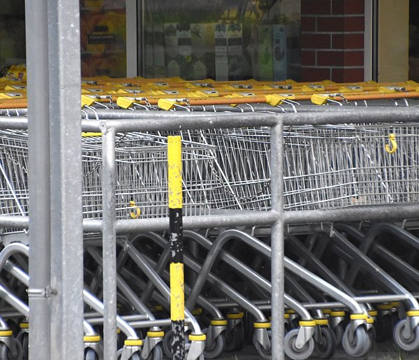 Czy 1 listopada zrobisz zakupy? Ten weekend zaskoczy wielu klientów-33368