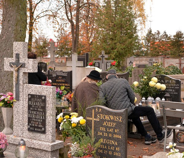 Savoir-vivre na 1 listopada. Jak się zachować podczas wizyty na cmentarzu?-33369