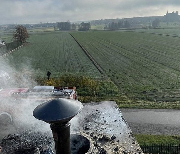 Strażacy ruszyli na ratunek! Dom zagrożony przez ogień w kominie-33431