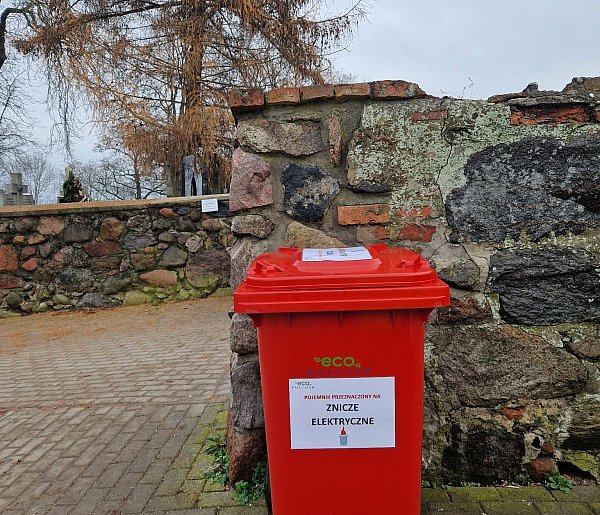 Czerwone pojemniki zaskoczyły mieszkańców Pułtuska! Zobacz, do czego służą!-34233