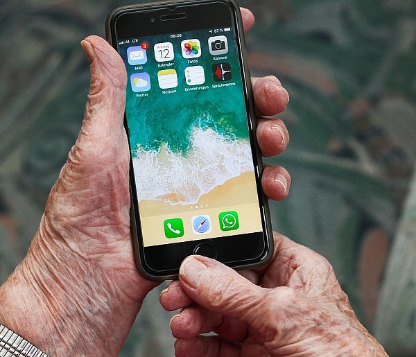 Podszyli się pod koleżankę. Z konta seniorki zniknęły ogromne pieniądze!-34344