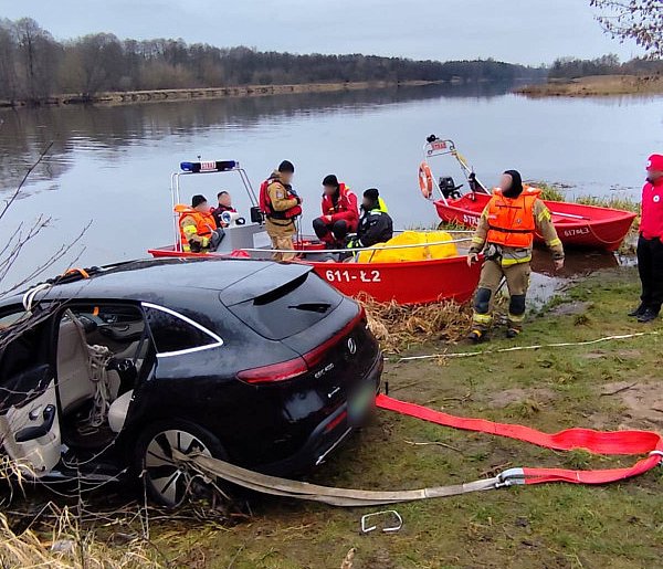 Do Narwi wpadł elektryczny mercedes-34644