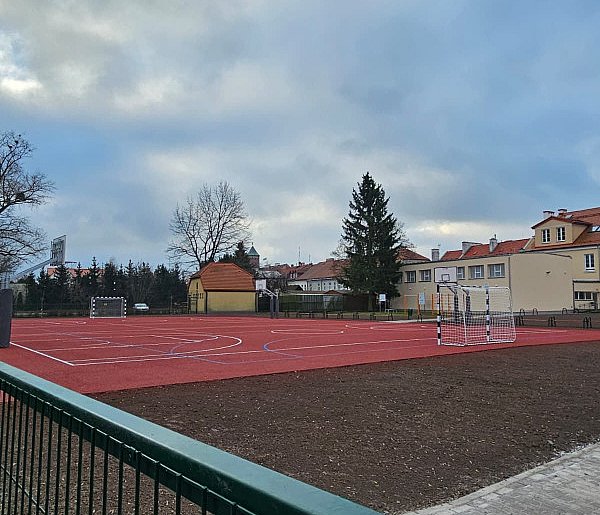 Budowa boiska wielofunkcyjnego ZS im. Bolesława Prusa dobiegła końca-34849
