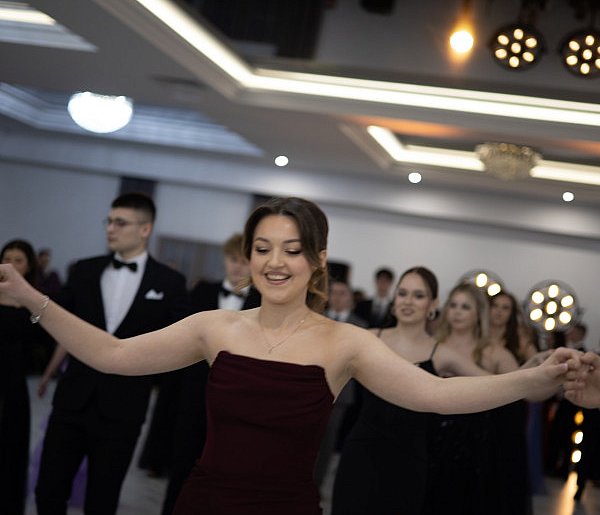 Maturzyści z Pułtuska pokazali klasę. Zobacz, co działo się na studniówce-35359