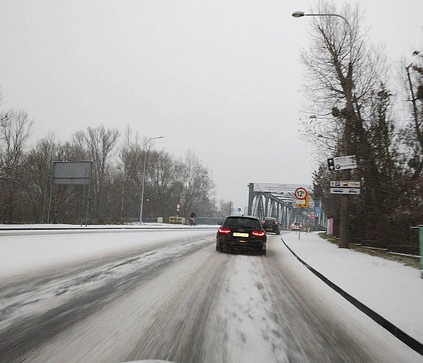 Poważne zagrożenie na drogach. Kierowcy często o tym zapominają-35416