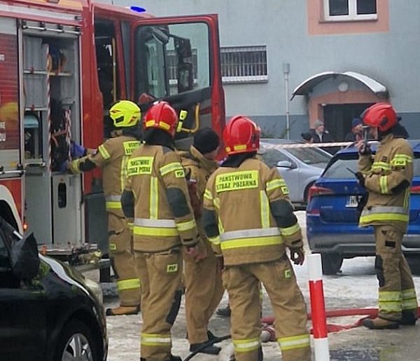 Alarm na Mickiewicza po 12:00! Kłęby dymu z piwnicy, podnośnik na miejscu