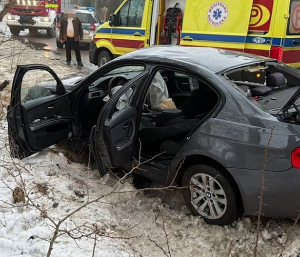 Dachował po spotkaniu z radiowozem. Policjanci uciekali na chodnik