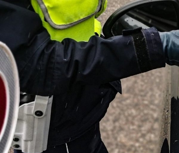 Świadkowie wybili szybę! Kierowca „spał” na skrzyżowaniu