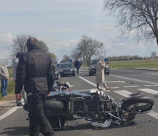 Groźny wypadek w Popowie! Motocyklem jechała urzędniczka z Pułtuska