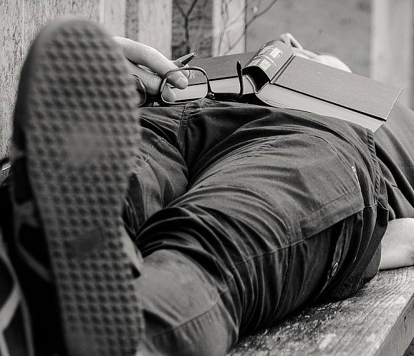 Długie drzemki seniorów powiązano z wyższą śmiertelnością