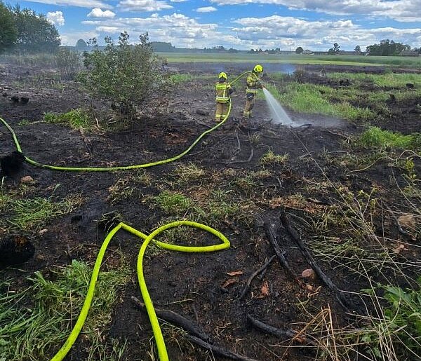 Płonące popołudnie pod Pułtuskiem. Strażacy jechali od akcji do akcji
