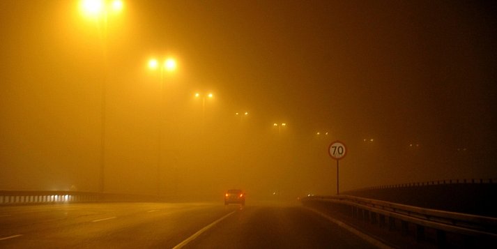 IMGW ostrzega przed gęstą mgłą i burzami 