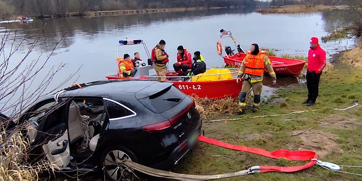 Wczoraj do Narwi wpadł elektryczny mercedes