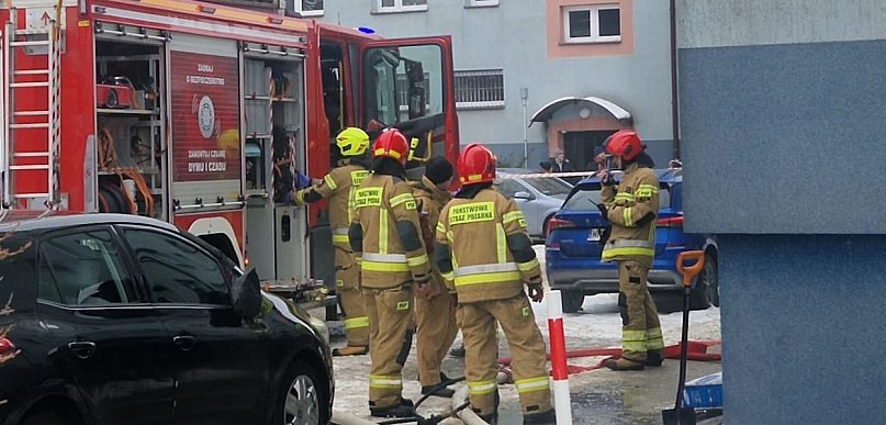 Alarm na Mickiewicza po 12:00! Kłęby dymu z piwnicy, podnośnik na miejscu