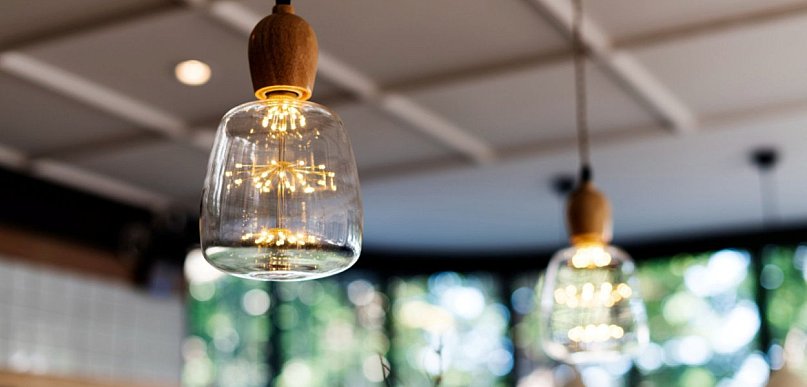 Lampy wiszące we wnętrzach – jak jedno źródło światła potrafi całkowicie zmienić c