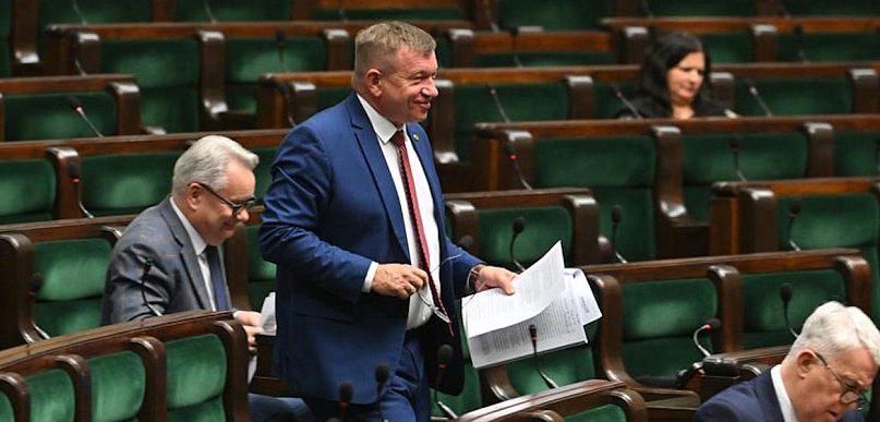 Posłowie dostali więcej