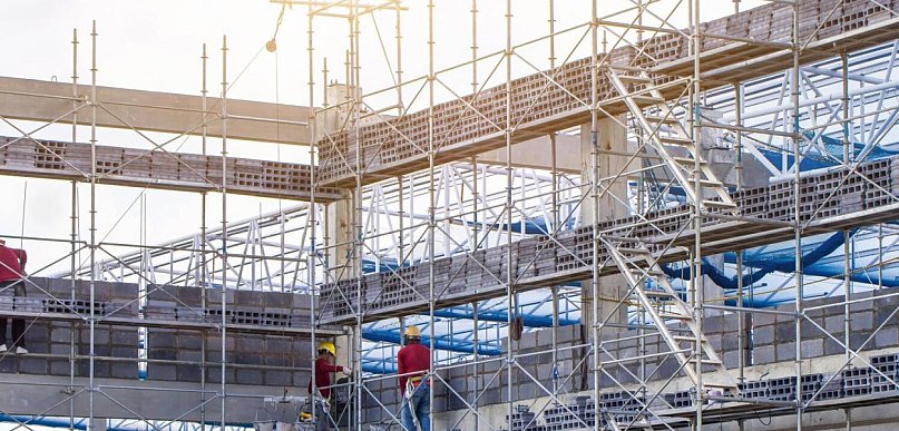 Jak prawidłowo montować rusztowania budowlane krok po kroku?