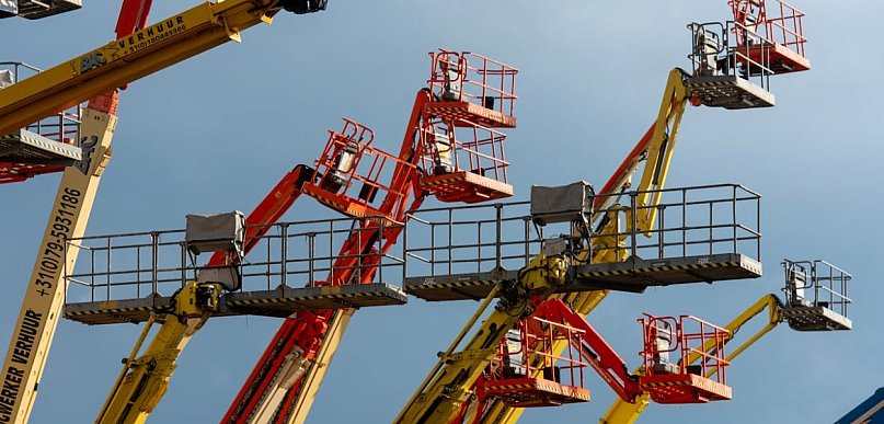 Do których prac lepiej wynająć podnośnik koszowy?